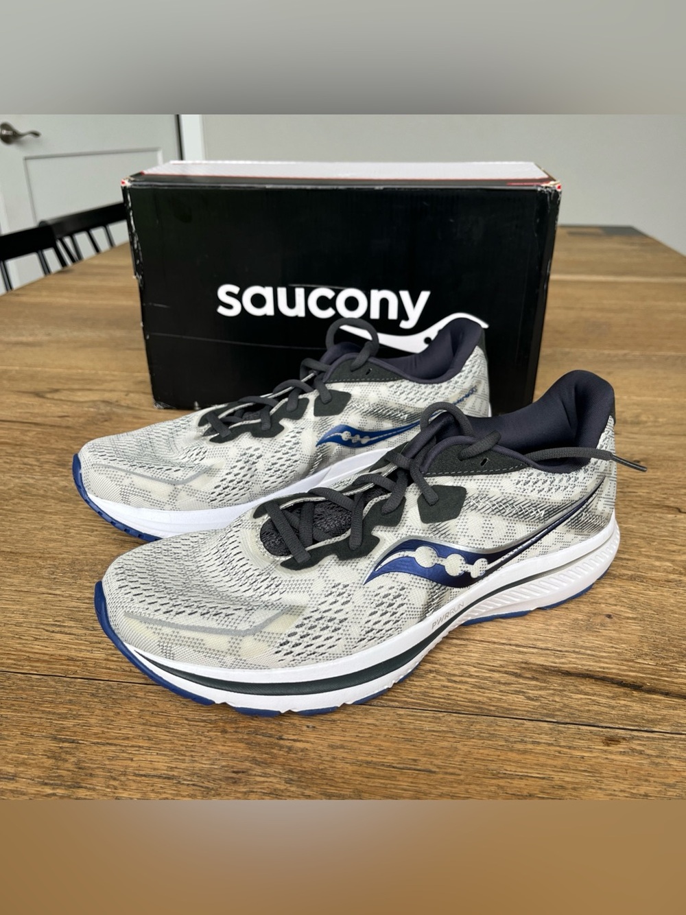 Size 10 Mens Saucony Omni 20 Running Shoe, Sand/SAPPHIR S20681-90